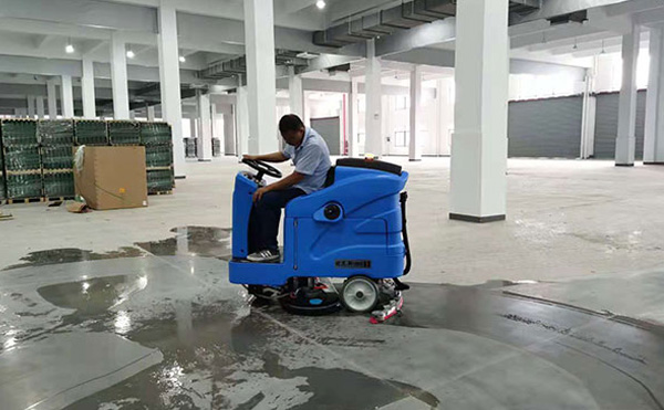 工廠面積過(guò)大不用愁，優(yōu)尼斯駕駛式洗地機(jī)清潔有新招