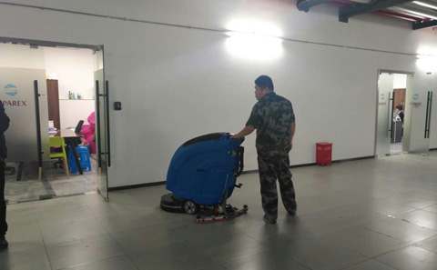 手推式洗地機(jī)—保潔公司不可缺少的省錢(qián)工具