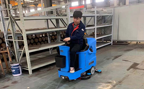 東臺洗地機(jī)助力工業(yè)工廠車間地面清潔