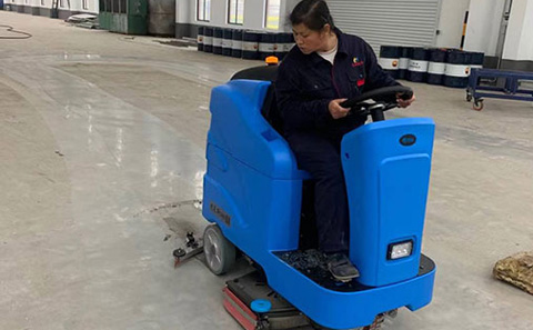 無錫駕駛式洗地機(jī)如何提升現(xiàn)代化企業(yè)的形象