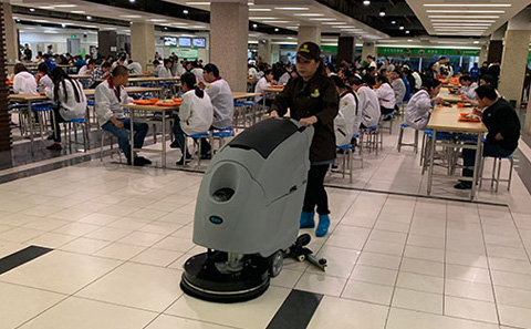無(wú)錫洗地機(jī)學(xué)校食堂油污地面清潔