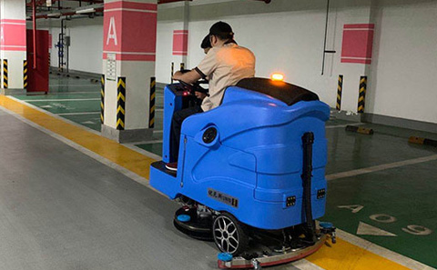 無(wú)錫大型車庫(kù)駕駛式洗地機(jī)