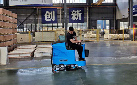 無(wú)錫工廠全自動(dòng)駕駛式洗地機(jī)多少錢？