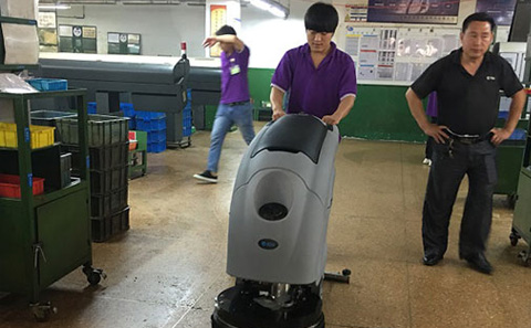 洗地機清洗工廠車間油污地面，可以嗎？