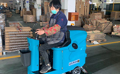 電瓶式全自動(dòng)洗地機(jī)簡介