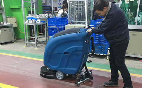 選用優(yōu)尼斯手推自走式洗地機(jī)，省錢(qián)看得見(jiàn)！