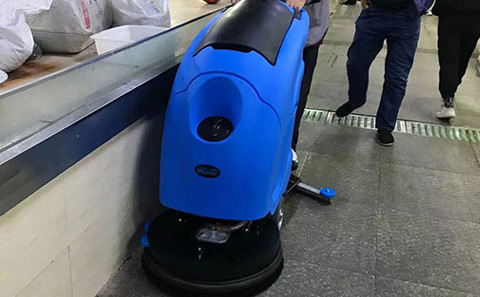 連云港菜市場(chǎng)選擇使用洗地機(jī)需要注意哪些事項(xiàng)？