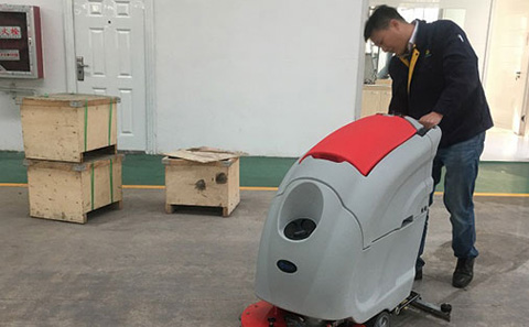 工廠車間應(yīng)選擇什么類型的洗地機(jī)？