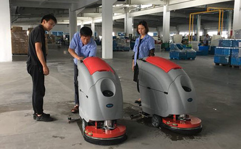 彈簧廠地面清潔，優(yōu)尼斯L520BT手推式再合適不過(guò)