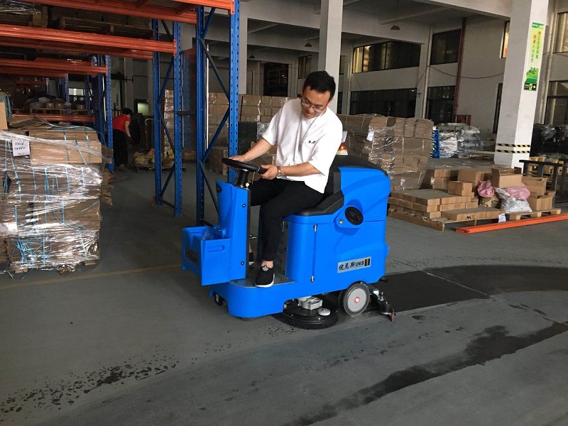 優(yōu)尼斯駕駛式全自動(dòng)洗地機(jī)UNIS700.jpg