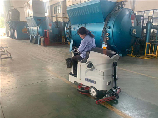 駕駛式洗地機