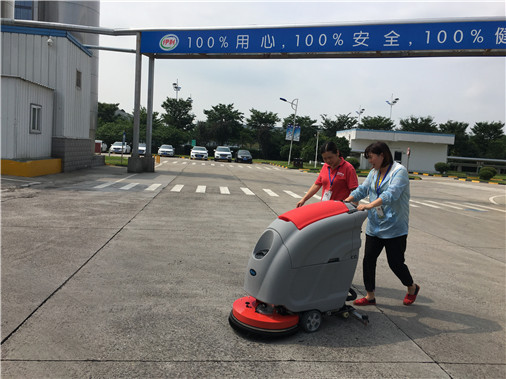 優(yōu)尼斯手推式洗地機(jī)清洗水泥地面