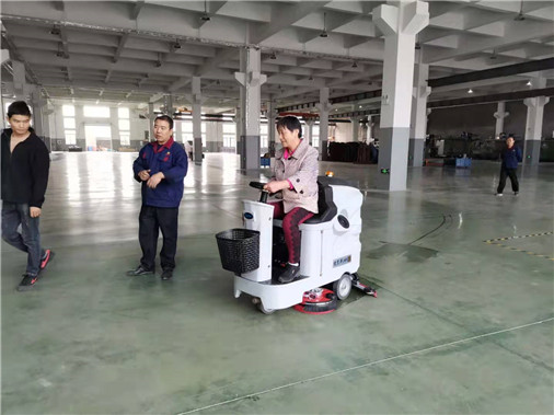 優(yōu)尼斯駕駛式全自動洗地機(jī)