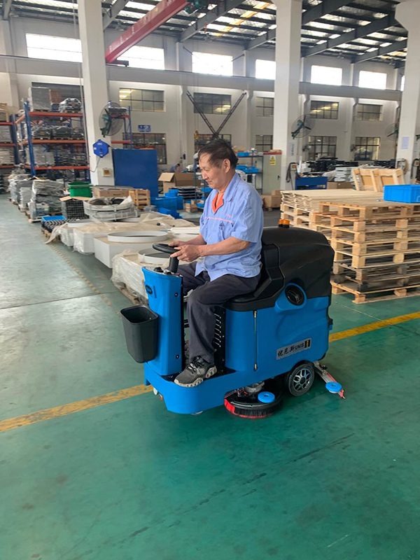 優(yōu)尼斯駕駛式洗地機