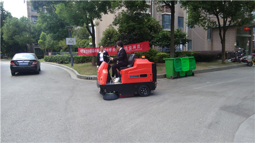 優(yōu)尼斯駕駛式掃地機(jī)/掃地車