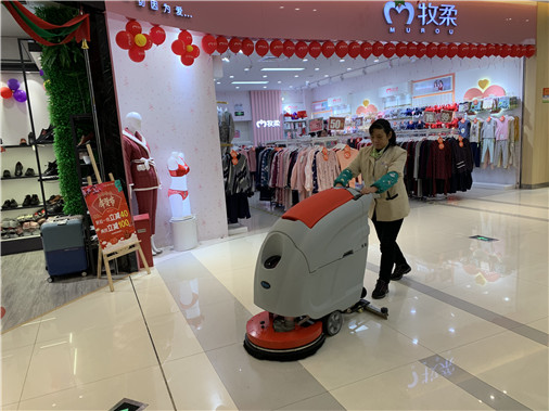 商場(chǎng)手推式洗地機(jī)