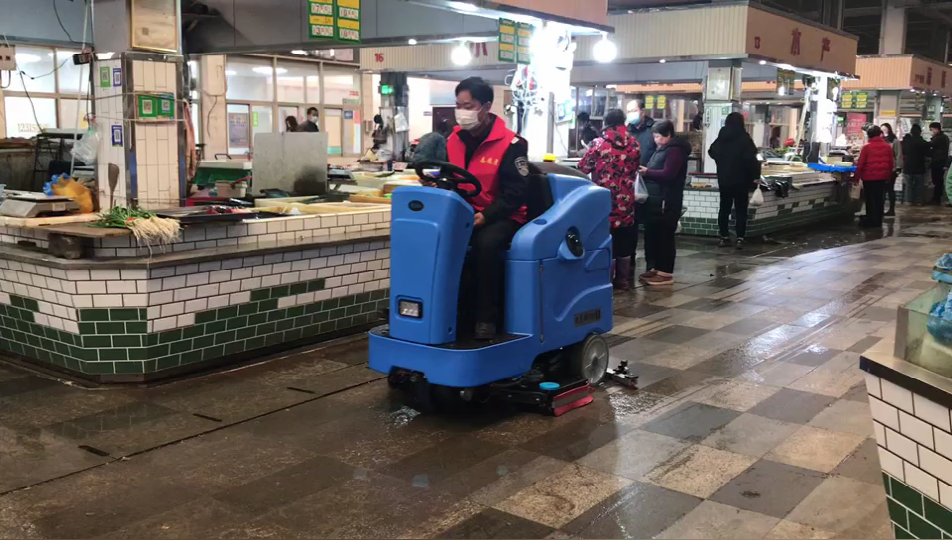優(yōu)尼斯駕駛式洗地機(jī)